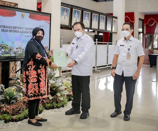 Bupati Jember Serahkan 500 Sertifikat Redistribusi Tanah 2021